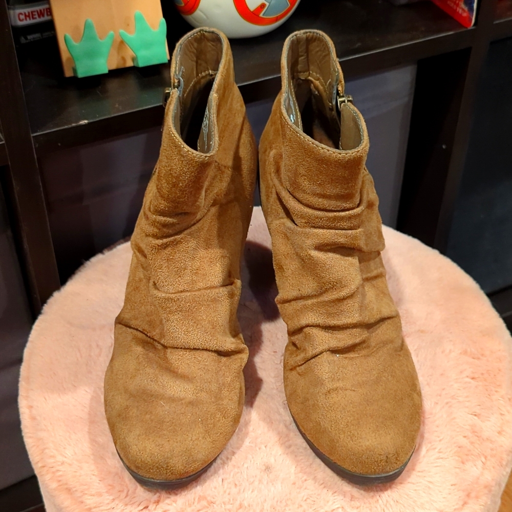WhiteMT White Mountain Women Size 6 ankle boots Tan Slouch